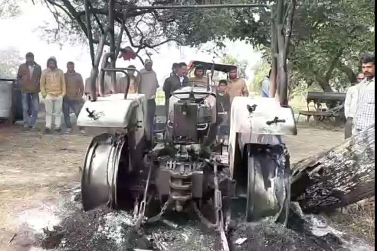 Fire in tractor-trolley in Jhalawar, Rajasthan Hindi News  Jhalawar Crime News  Rajasthan Crime News, झालावाड़ में भेड़ों की हत्या