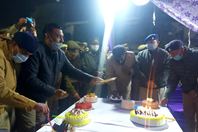 Ghaziabad SSP cut cake with policemen at midnight