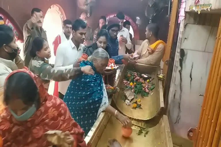 crowds-of-devotees-gathered-in-basukinath-temple-of-dumka