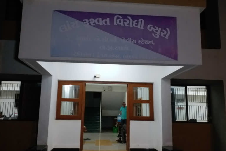 આણંદ પોલીસનો કોન્સ્ટેબલ લાંચ લેતા ઝડપાયો