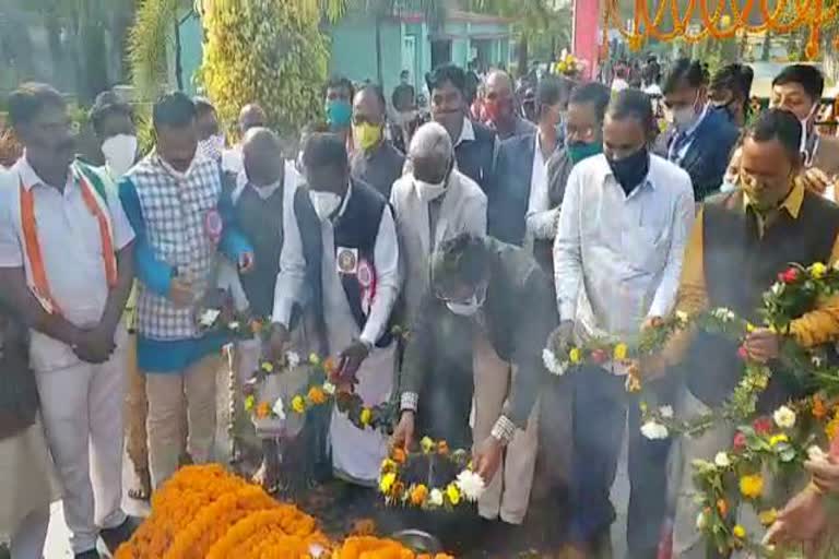 cm-hemant-soren-paid-tribute-to-martyrs-in-seraikela