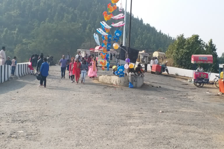 people gathered at Picnic spot in Simdega on New Year 2021