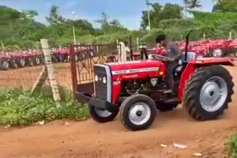 बांग्लादेश भेजे गए ट्रैक्टर