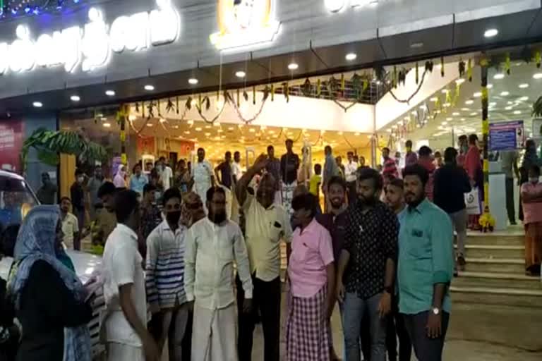 nellai saravana store protest