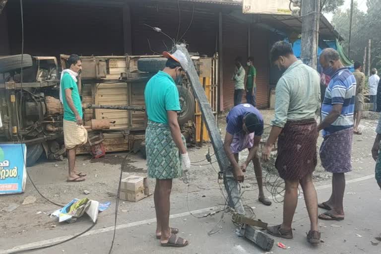 മിനി ലോറി അപകടത്തിൽ പെട്ടു  കോഴിക്കോട് കൂമ്പാറ  mini lorry crashed  kozhikodu