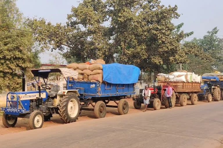 Farmers in trouble due to lack of transport and gunny after 1 month of paddy purchase in bemetra