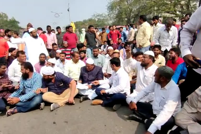 protest of Muslims in front of the Collector's Office