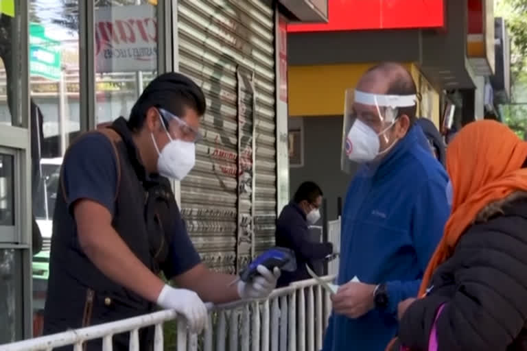 Mexicans struggle to find oxygen supplies