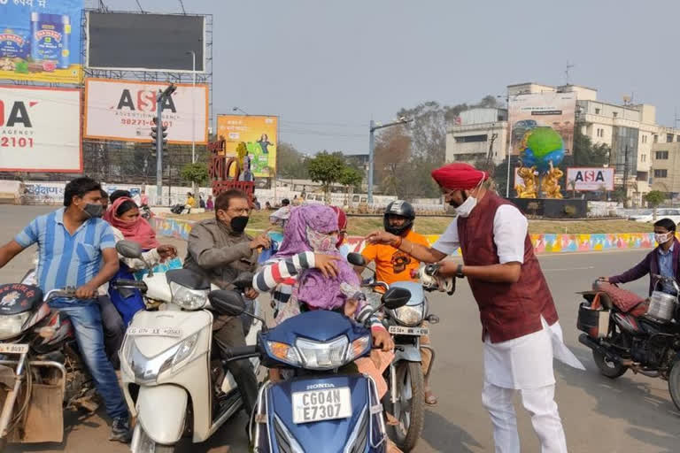 Kuldeep Juneja wishes people by distributing masks on New Year in raipur