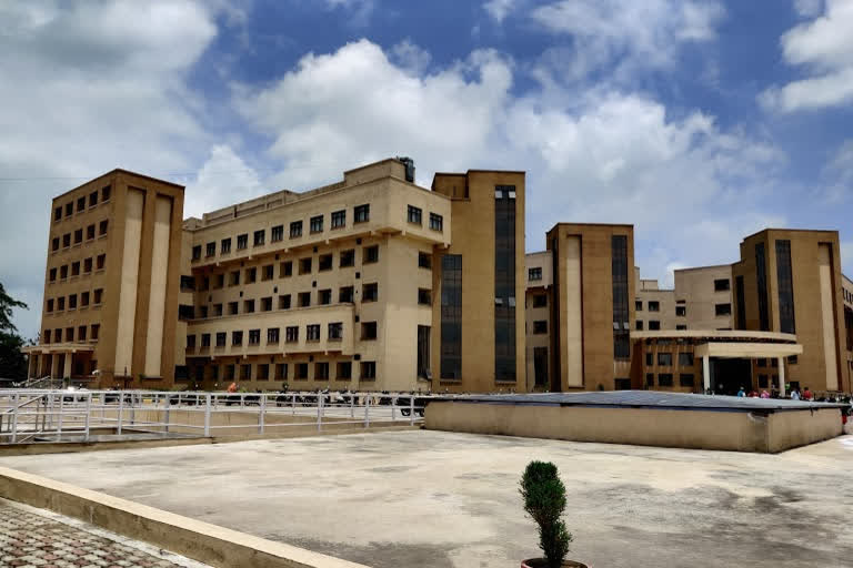 Youth commits suicide in Raipur AIIMS