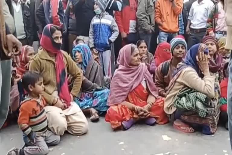 Women blocked National Highway