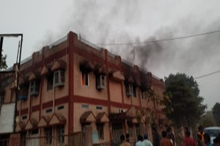 fire-in-mgnrega-branch-of-magarlod-janpad-panchayat-in-dhamtari