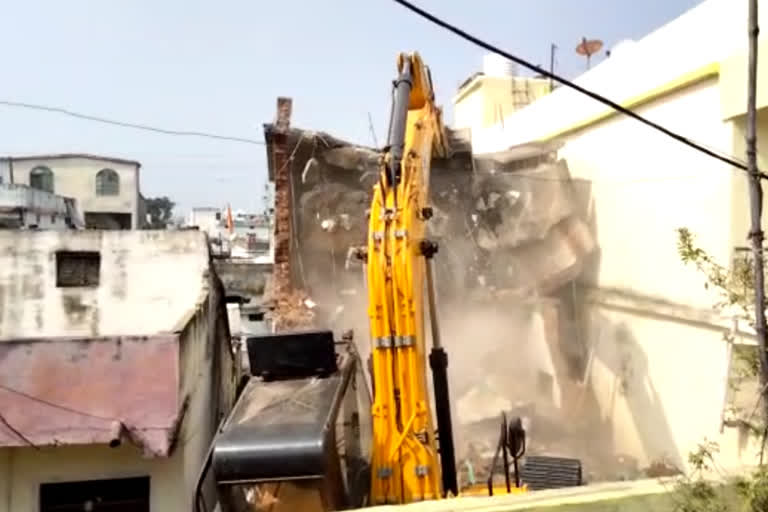 Administration bulldozer at Mafia house in Chhindwara