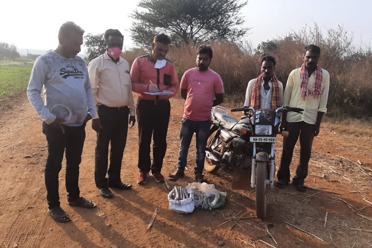 A man who was carrying a gelatin-explosive material in a bicycle Detained