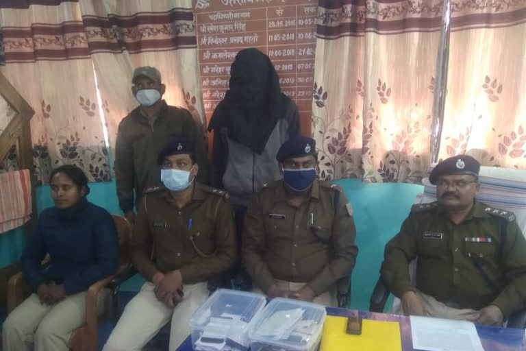 two militants arrested in latehar