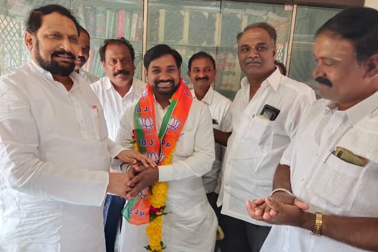 Athani Taluk former jds president joins bjp