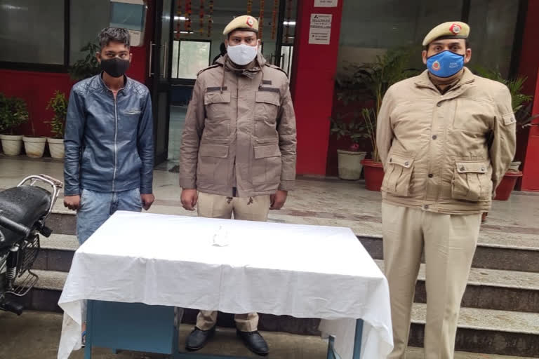 criminal arrested with bike and knife in Dabri delhi