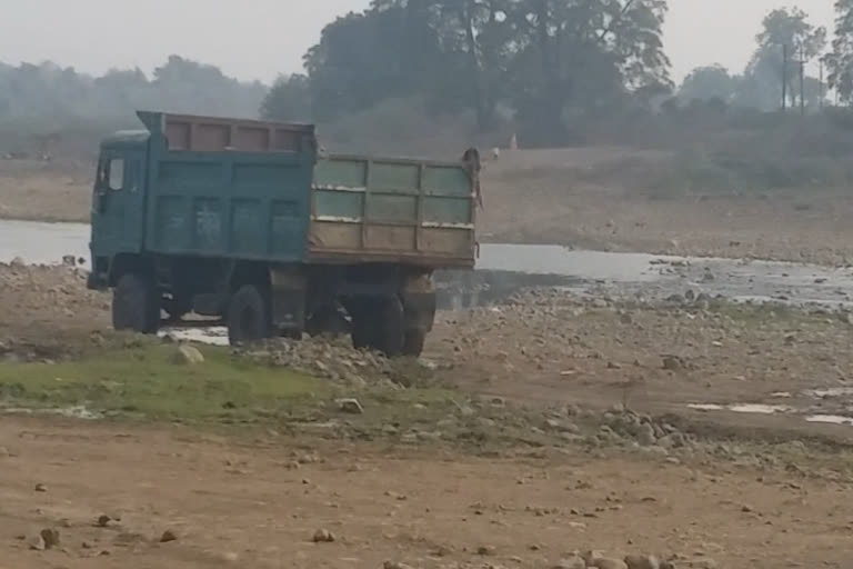 Conflict between mafia and villagers over illegal sand excavation