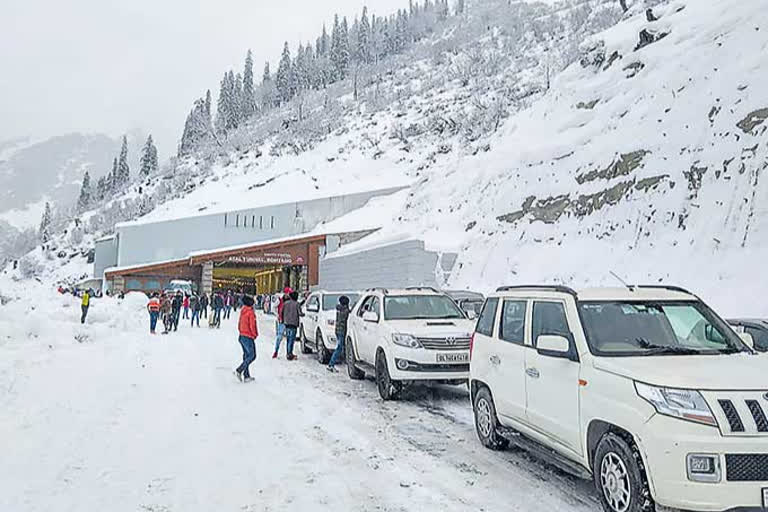 tourists stranded in snow