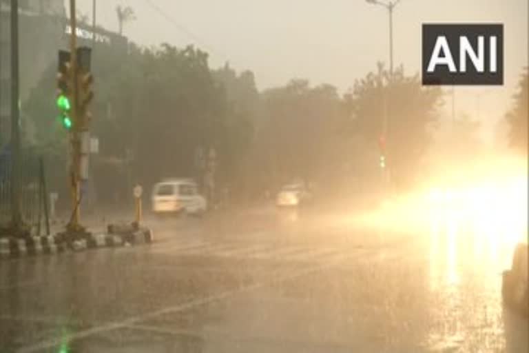 Delhi wakes up to heavy rain, thunderstorm on chilly winter morning