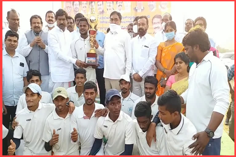 Minister Errabelli started Cricket final match at jangaon district vangalapalli village