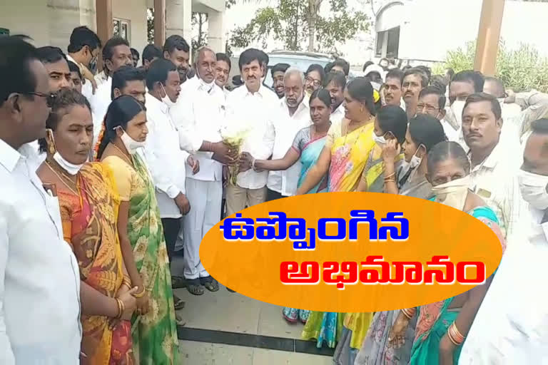 huge fans crowd at khammam ex mp ponguleti srinivasa reddy home