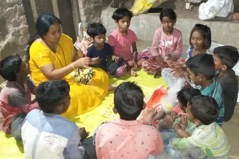 बारामतीत ऊसतोड मजुरांची मुले गिरवताहेत शिक्षणाचे धडे