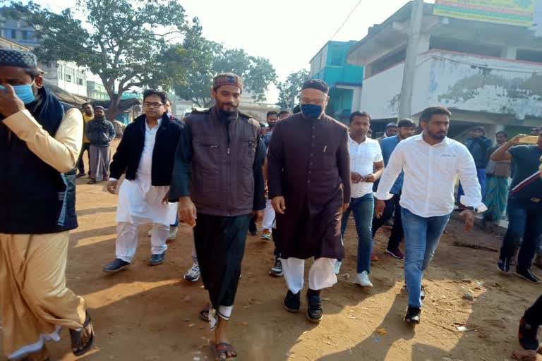 Owaisi visits Bengal holds meeting with religious leader Etv bharat news