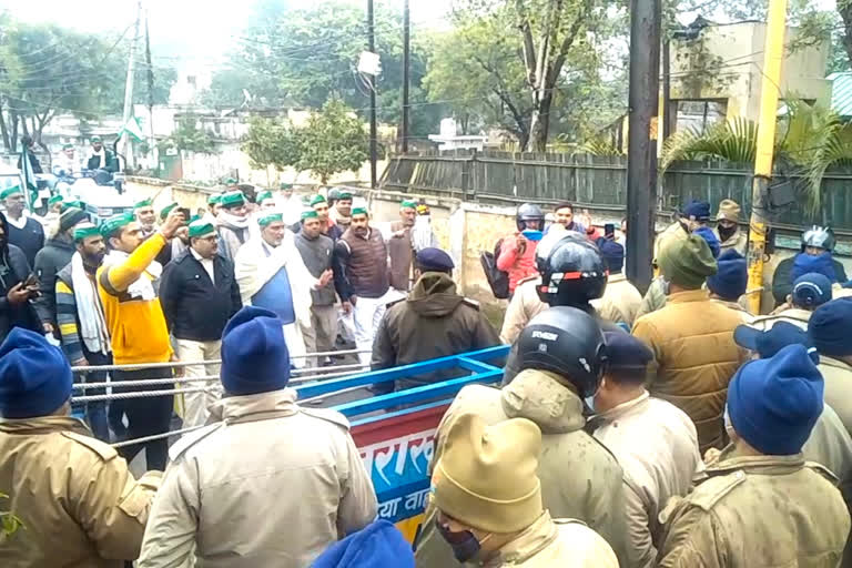 Police stopped hundreds of farmers going to Delhi