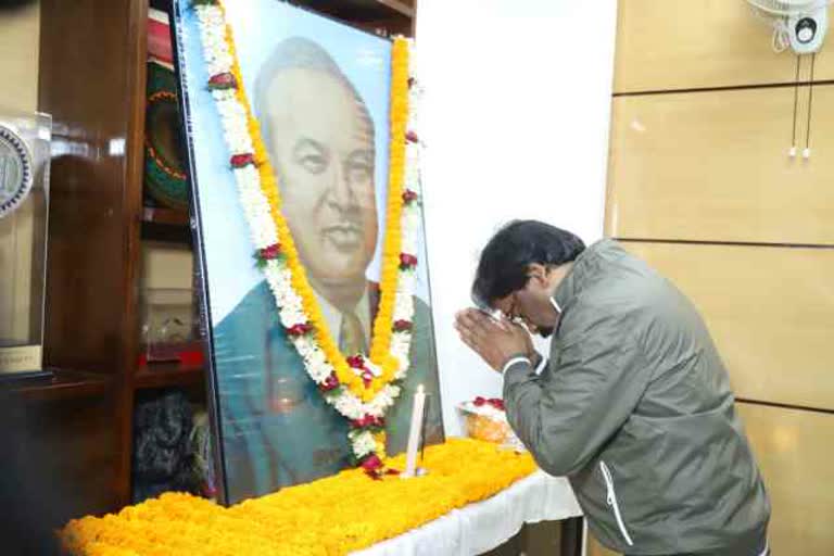 cm-hemant-soren-pays-tribute-to-marang-gomke-jaipal-singh-munda-in-ranchi