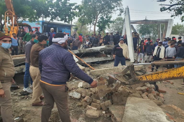 05 people died after wall collapsed at crematorium ghat premises in Ghaziabad