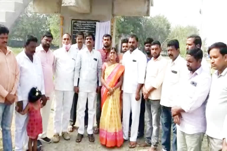 leaders-praised-savitribai-phule-services-at-yadadri-district