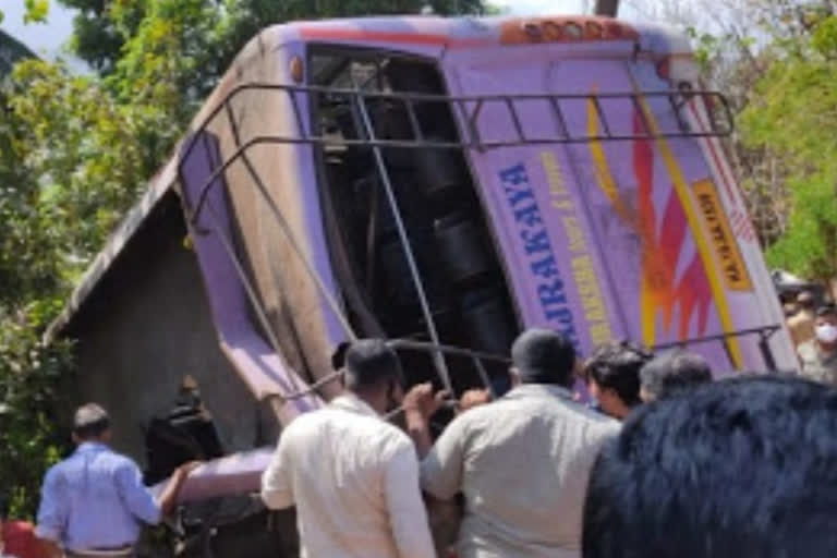 Marriage bus accident.. 6 pepole died, many seriuosly injured near mangaluru