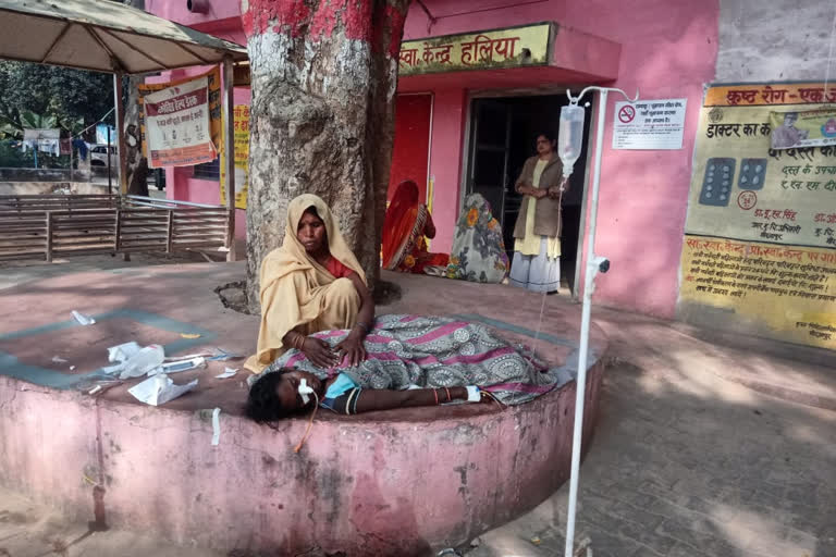 treatment-of-the-patient-under-the-tree-in-mirzapur