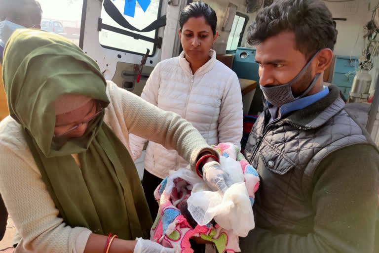 Woman delivered in Newdelhi-Ranchi rajdhani express train in Ramgarh