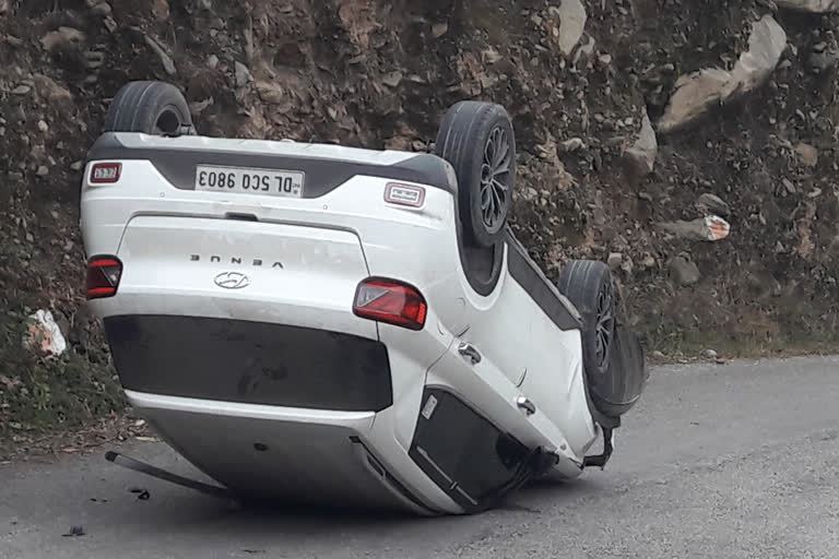 Uncontrolled car overturns on Suvakholi motorway