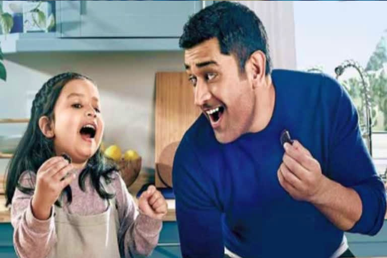 Dhoni and  his daughter Ziva photo goes viral on net