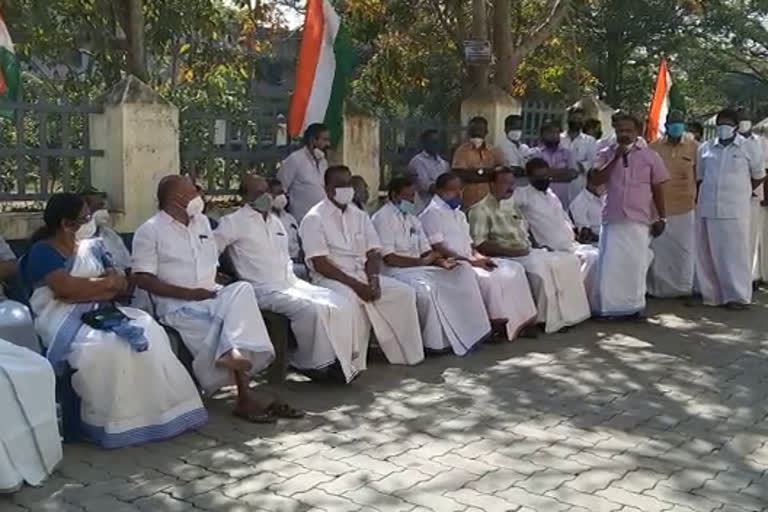 Solidarity for the peasant struggle: Congress post office dharna in Cherthala  Solidarity peasant struggle  Congress post office dharna  Cherthala  Congress  കർഷകസമരത്തിന് ഐക്യദാർഢ്യം: ചേർത്തലയിൽ കോൺഗ്രസിന്‍റെ പോസ്റ്റ് ഓഫീസ് ധര്‍ണ  കർഷകസമരത്തിന് ഐക്യദാർഢ്യം  ചേർത്തലയിൽ കോൺഗ്രസിന്‍റെ പോസ്റ്റ് ഓഫീസ് ധര്‍ണ  ഐക്യദാർഢ്യം  പോസ്റ്റ് ഓഫീസ് ധര്‍ണ  കോൺഗ്രസ്  ചേർത്തല