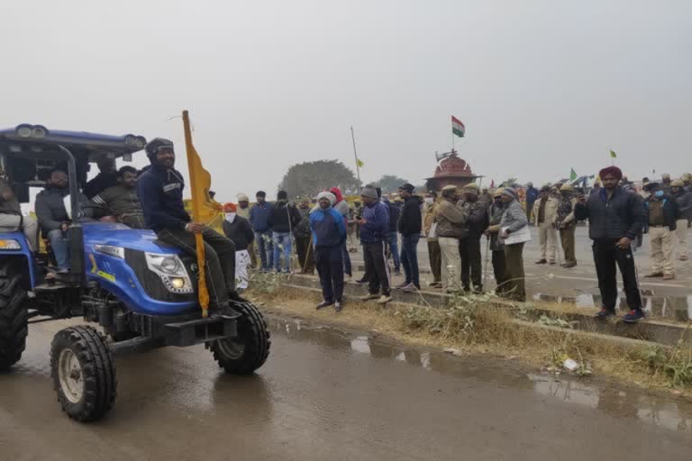 rajasthani farmers entered in haryana border with tractor trolly