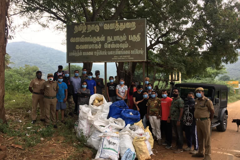 தமிழ்நாடு வனத்துறை பாதுகாப்பு அமைப்பினர்