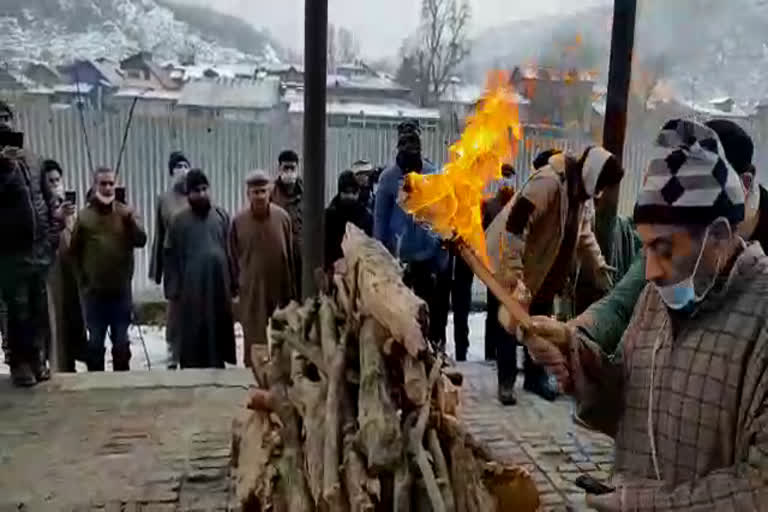 कश्मीरी पंडित का अंतिम संस्कार
