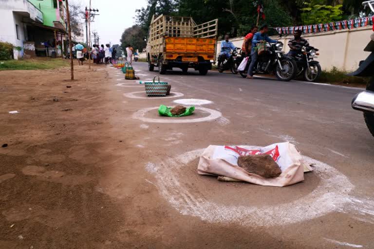 பொங்கல் பரிசுத் தொகை  Public waiting to buy Pongal prize money at Satyamangalam  Pongal prize money  நியாய விலைக் கடை  சத்தியமங்கலத்தில் பொங்கல் பரிசுத் தொகை வாங்க காத்திருக்கும் பொதுமக்கள்  Ration Shop