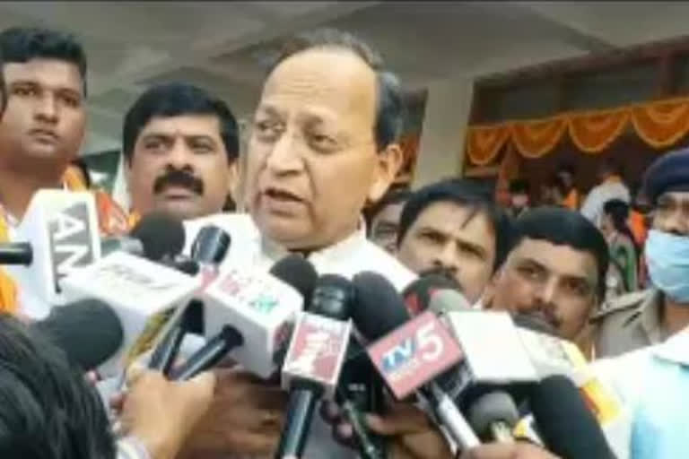 Who is Yatnal to speak of CM post, asks Karnataka BJP in-charge