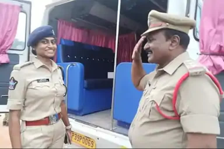 Inspector father salutes his DSP daughter  Father salutes his officer daughter in AP  അഭിമാനത്തിന്‍റെ സല്യൂട്ട്; മകളെ അഭിവാദ്യം ചെയ്ത അച്ഛൻ