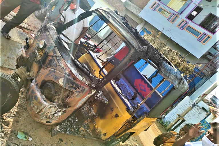 Unidentified persons set fire to an auto in Baswapur village in Bhiknoor zone of Kamareddy district