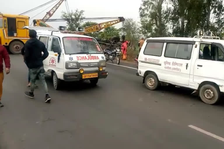 قومی شاہراہ نو پر جے پور سے مویشیوں کو لے جانے والے ایک ٹرک کا ٹائر پھٹنے کے باعث حادثے کا شکار