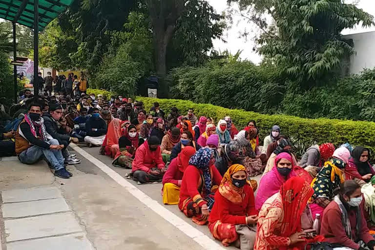 मंत्री ममता भूपेश के घर धरना, Strike at house of Minister Mamta Bhupesh