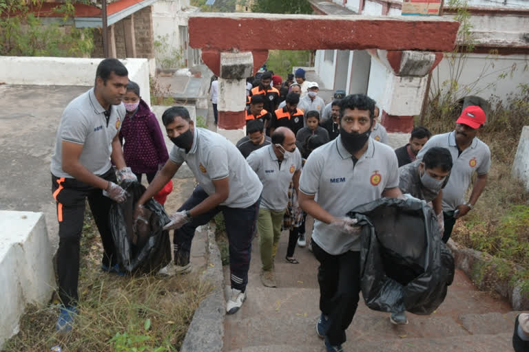 former-soldiers-who-cleared-the-staircase-of-chamundi-hill