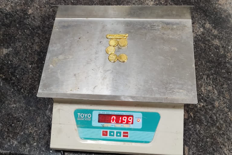 1370 grams of gold seized  Karipur airport  കരിപ്പൂർ വിമാനത്താവളം  1370 ഗ്രാം സ്വർണം പിടികൂടി  കേരള വാർത്ത  കോഴിക്കോട്‌ വാർത്ത