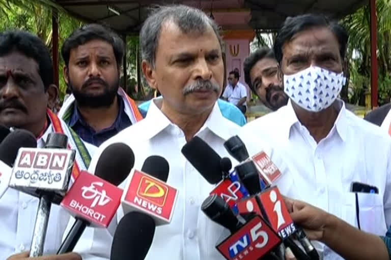 tulasi reedy fires on cm jagan on temple demolish incident